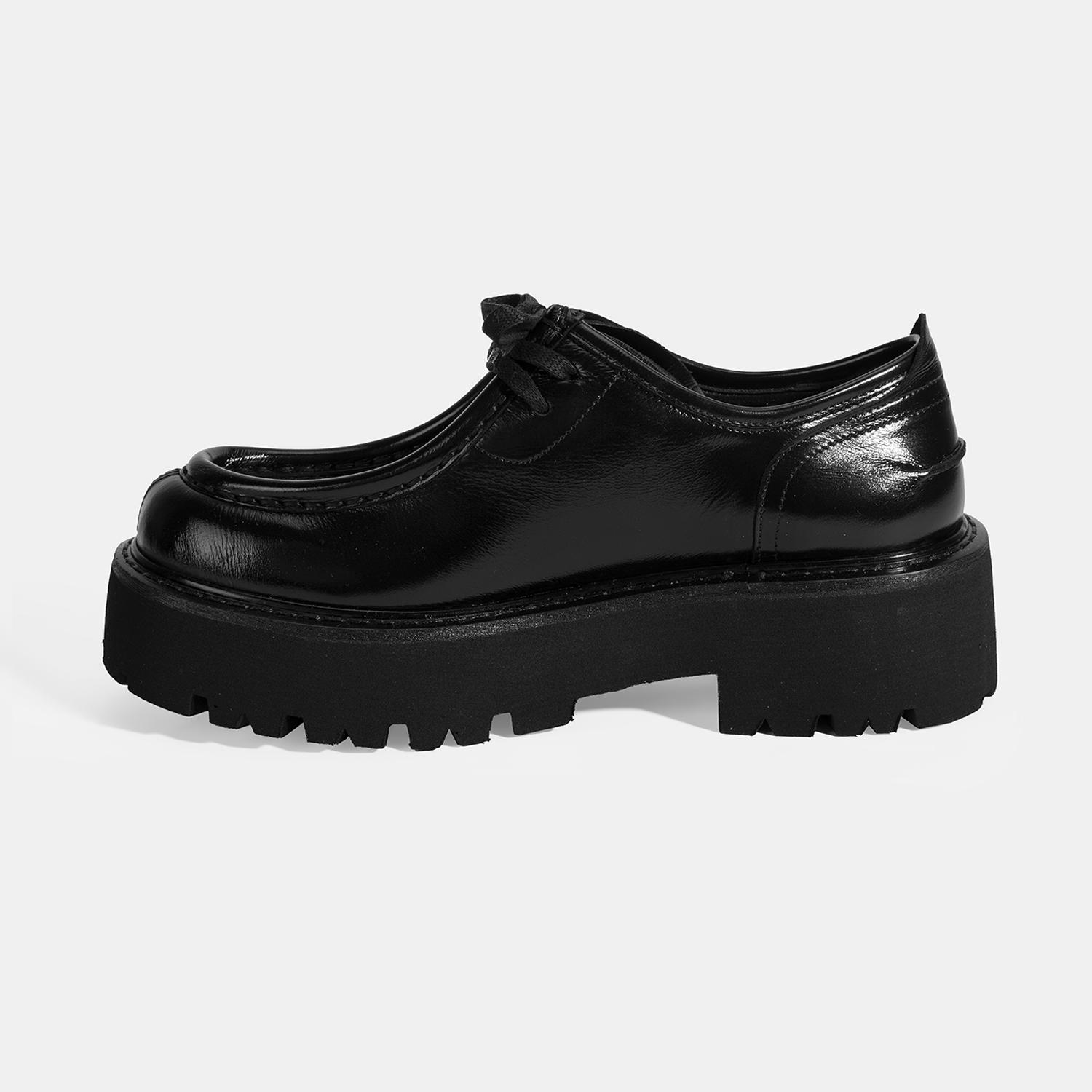Kadın Siyah Bağcıklı Rugan Günlük Ayakkabı