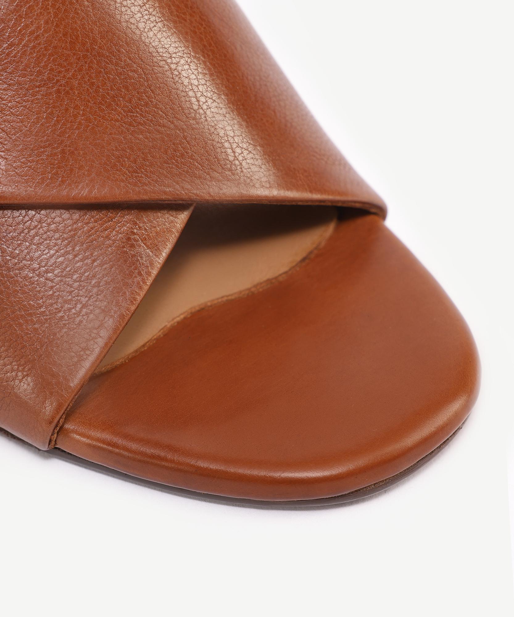 YARGICI Yumuşak Tabanlı Çapraz Deri Topuklu Terlik