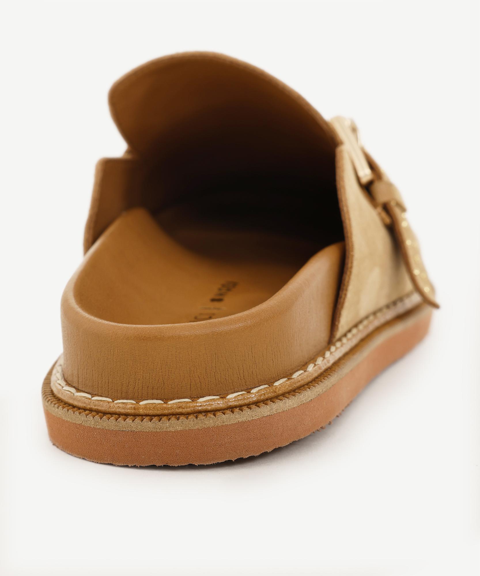 YARGICI Toka Ve Aksesuar Detaylı Önü Kapalı Deri Terlik