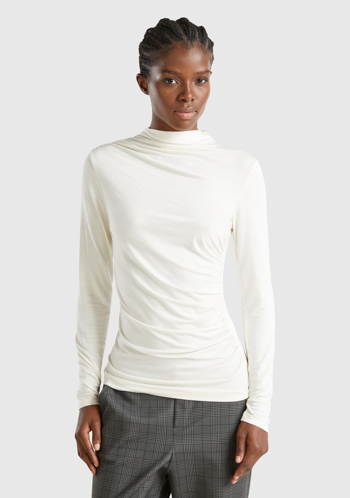 Kadın Krem Modal Karışımlı Omzu Büzgü Detaylı Yarım Balıkçı Yaka Sweatshirt