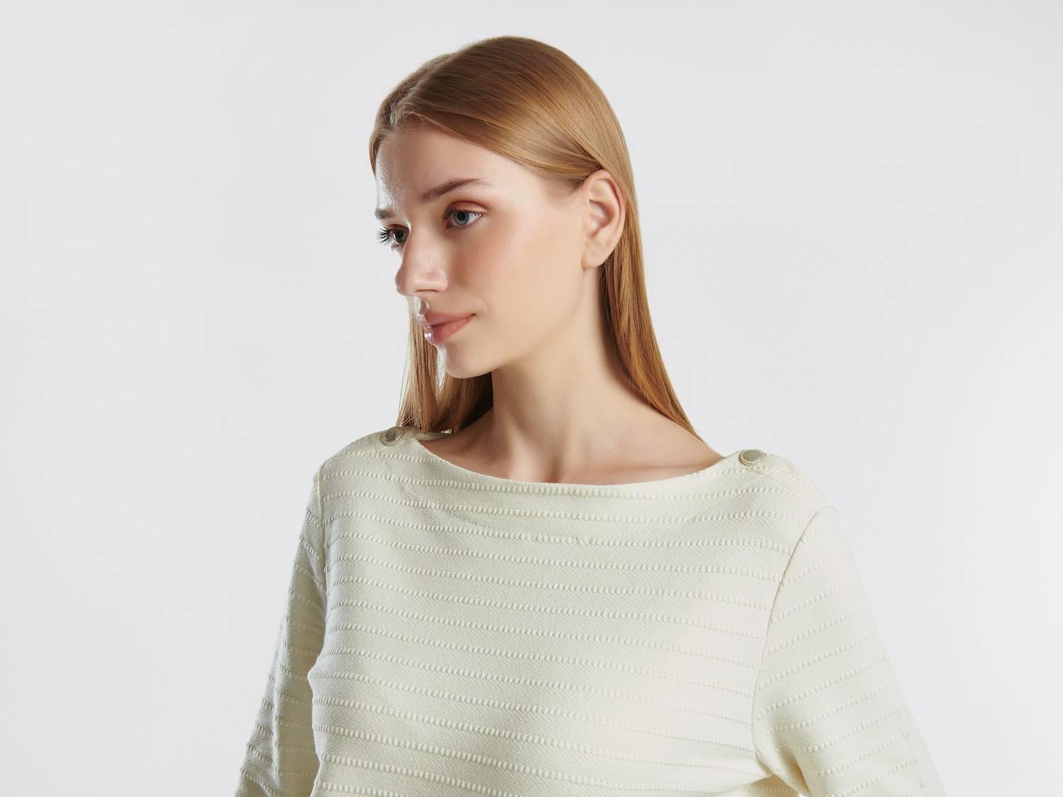 Kadın Krem Pamuk Karışımlı Omzu Düğme Detaylı Kayık Yaka Kısa Sweatshirt