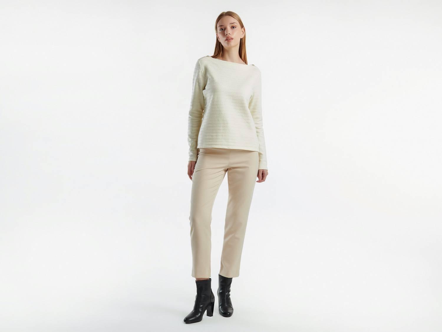 Kadın Krem Pamuk Karışımlı Omzu Düğme Detaylı Kayık Yaka Kısa Sweatshirt