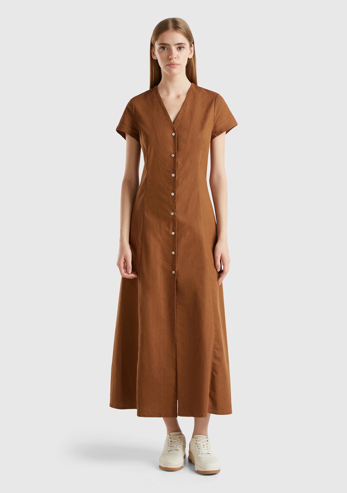 Kadın Kahverengi Keten ve Pamuk Karışımlı Önü Düğmeli Uzun V Yaka Elbise