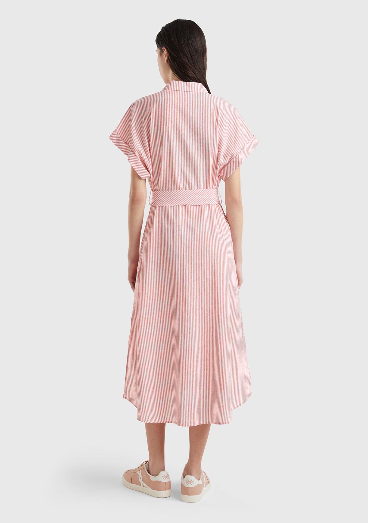 Kadın Kırmızı Keten Karışımlı Beli Bağlamlı Önü Düğmeli Yırtmaçlı Elbise