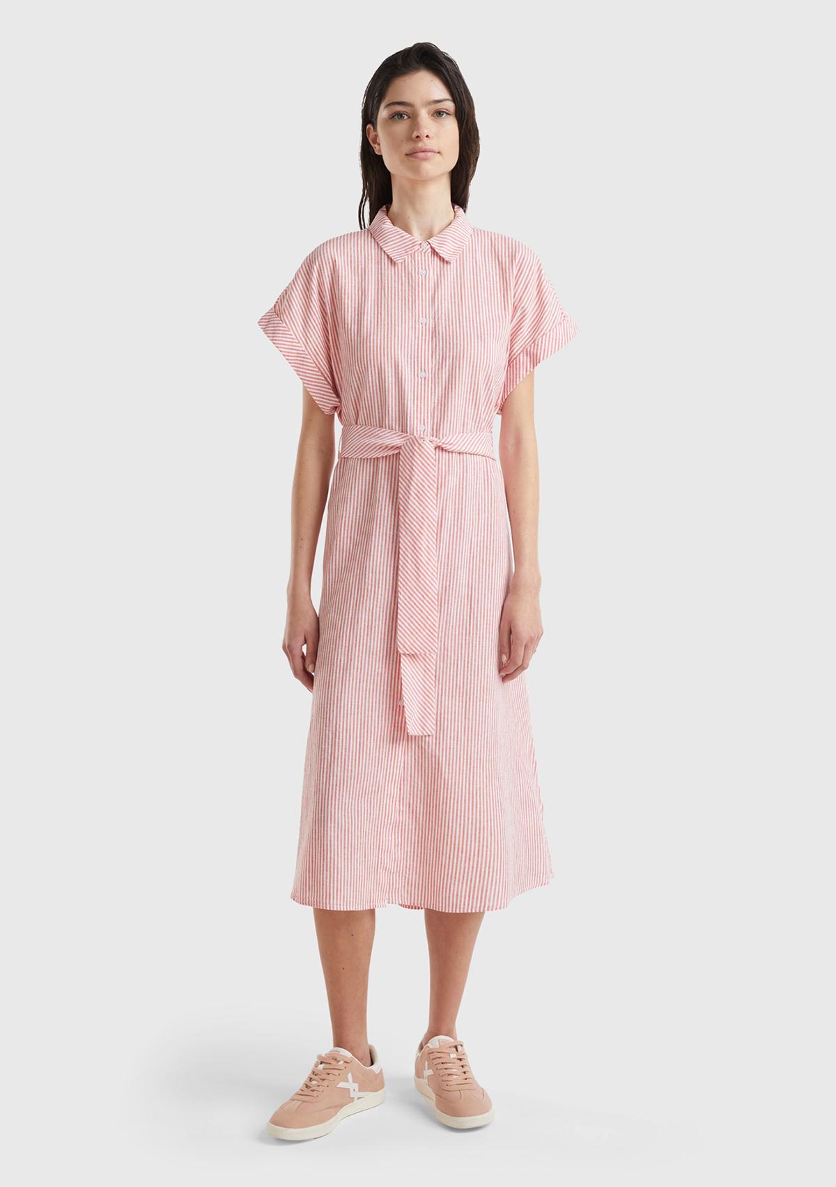 Kadın Kırmızı Keten Karışımlı Beli Bağlamlı Önü Düğmeli Yırtmaçlı Elbise