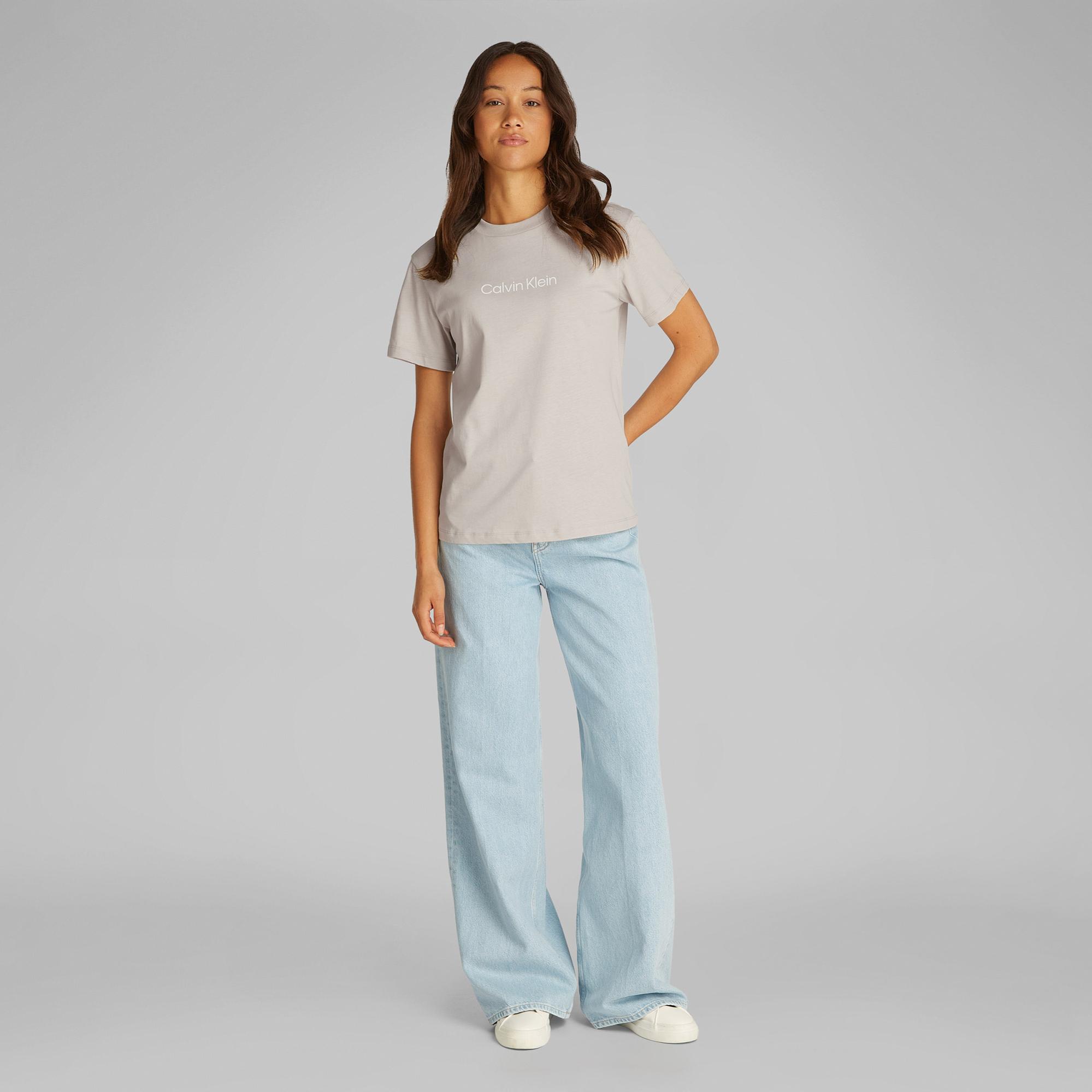 Calvin Klein Hero Logo Regular Kadın Bej T-Shirt