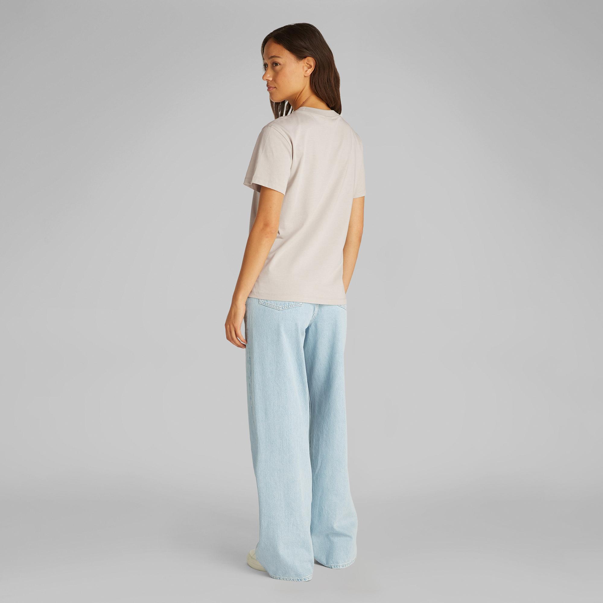 Calvin Klein Hero Logo Regular Kadın Bej T-Shirt