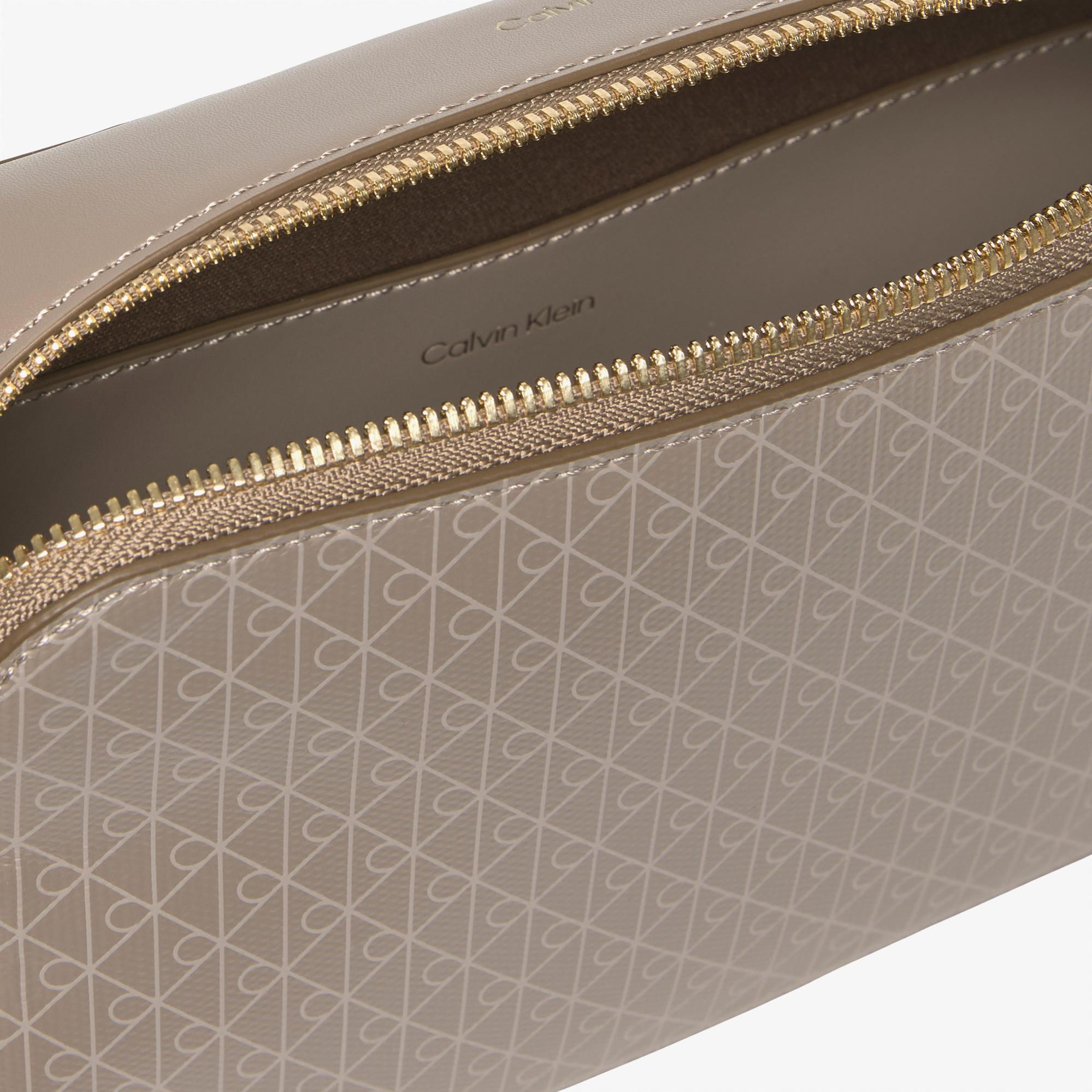 Calvin Klein Emblem Elongated Camera Kadın Haki Çapraz Çanta