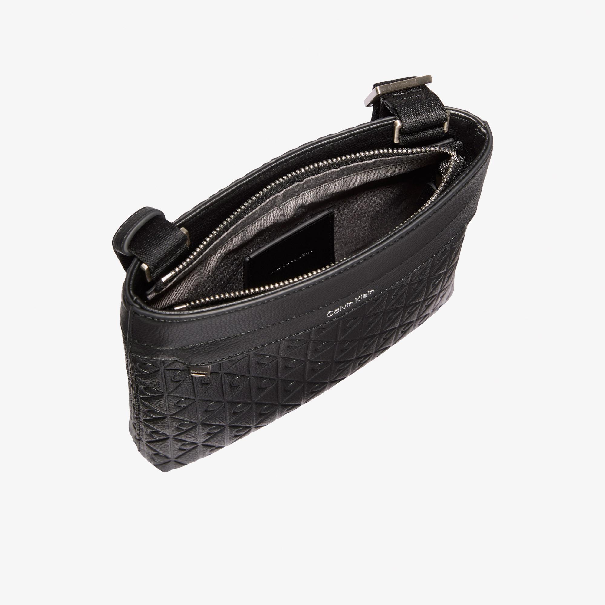 Calvin Klein Emblem Emboss Flatpack Erkek Siyah Çapraz Çanta