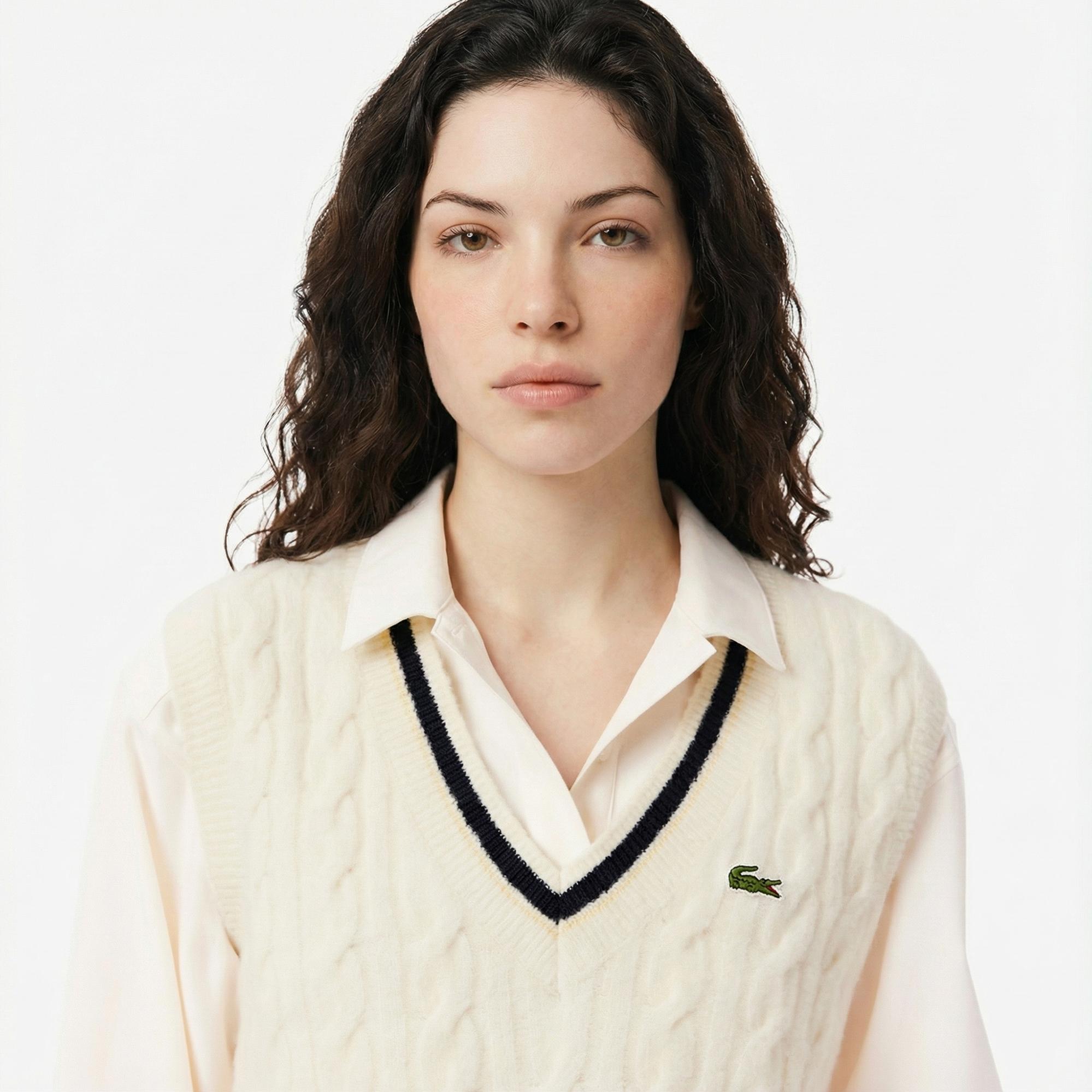 Lacoste Kadın Classic Fit V Yaka Krem Süveter