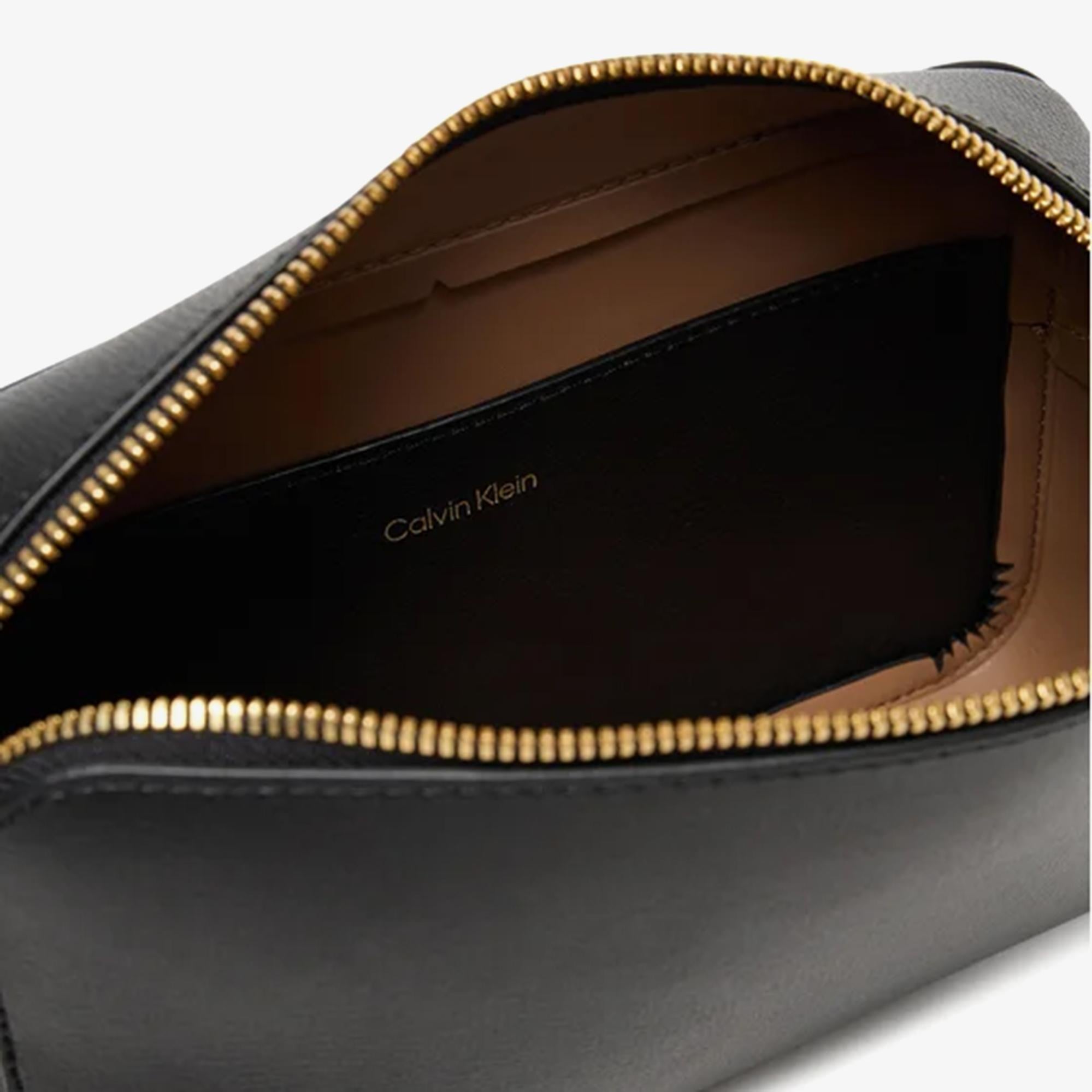 Calvin Klein Foil Logo Elongated Camera Kadın Siyah Çapraz Çanta